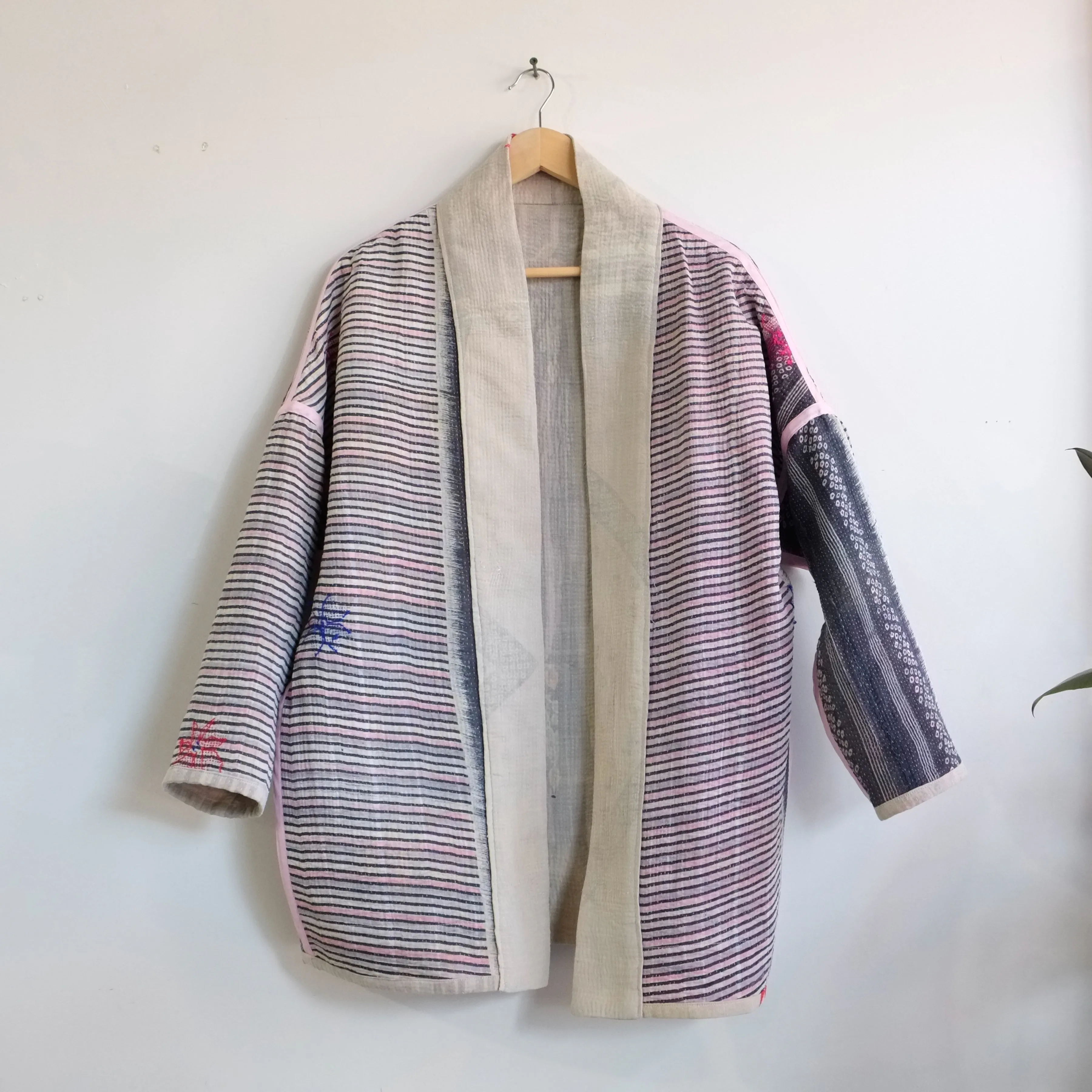 XS White with embroidered flowers Anoushka Jacket LL072